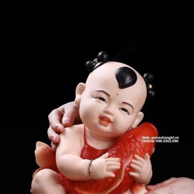 TƯỢNG SỨ ( CÔ ) CẬU BÉ ÔM CÁ CHÉP